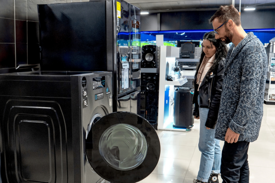 콜롬비아 수도 보고타에 위치한 대형 전자제품 매장인 Ktronix Unicentro에서 고객들이 삼성전자 올인원 세탁건조기 ‘비스포크 AI 콤보’를 체험하고 있다. (사진=삼성전자)