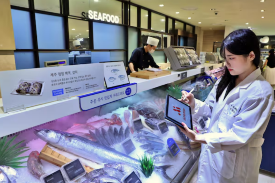 AI 업무 매뉴얼을 활용해 식품 위생 관리 점검을 하는 백화점직원의 모습. (사진=롯데백화점)