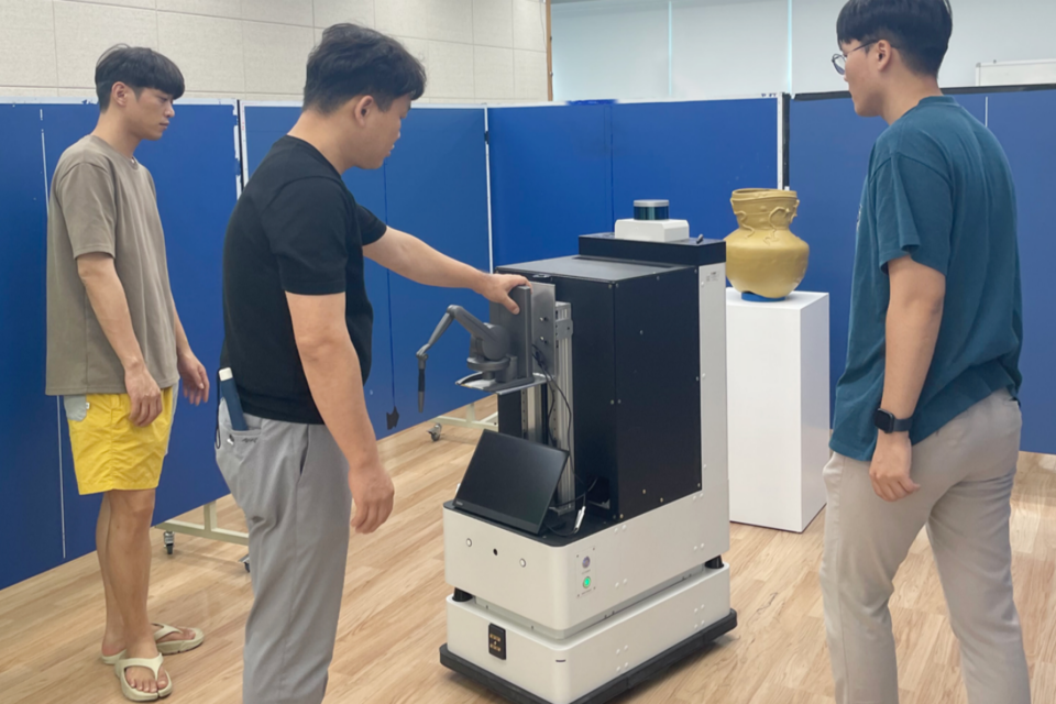 광주세광학교 교사가 개인 맞춤형 전시 관람 실증 서비스를 이용하고 있다. (사진=GIST)