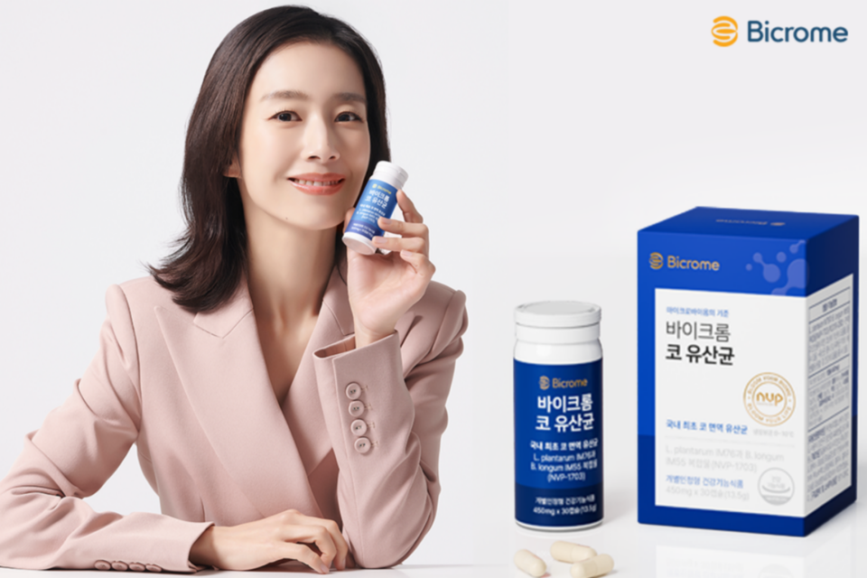 바이크롬 코유산균을 들고 있는 바이크롬 모델 곽선영. (사진=엔비피헬스케어)