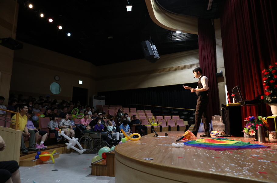 마술사와 함께 공연에 참여하는 사진. (사진=국립광주과학관)