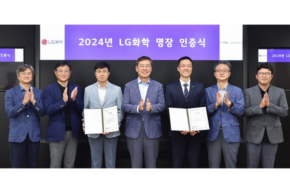 LG화학은 지난 23일 서울 여의도 LG트윈타워에서 'LG화학 명장' 인증식을 개최했다고 24일 밝혔다. 사진은 명장으로 선발된 고영춘 전문과장(왼쪽 세번째), 성기욱 계장(오른쪽 세번째)과 신학철 LG화학 부회장(가운데)이 기념 촬영하고 있다. (사진=LG화학)