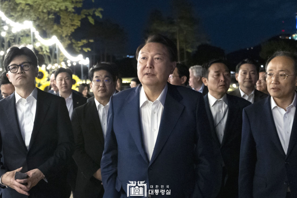 24일 윤석열 대통령은 국민의힘 지도부를 대통령실 앞 분수정원으로 초청해 야외에서 만찬을 가졌다. (사진=대통령실)