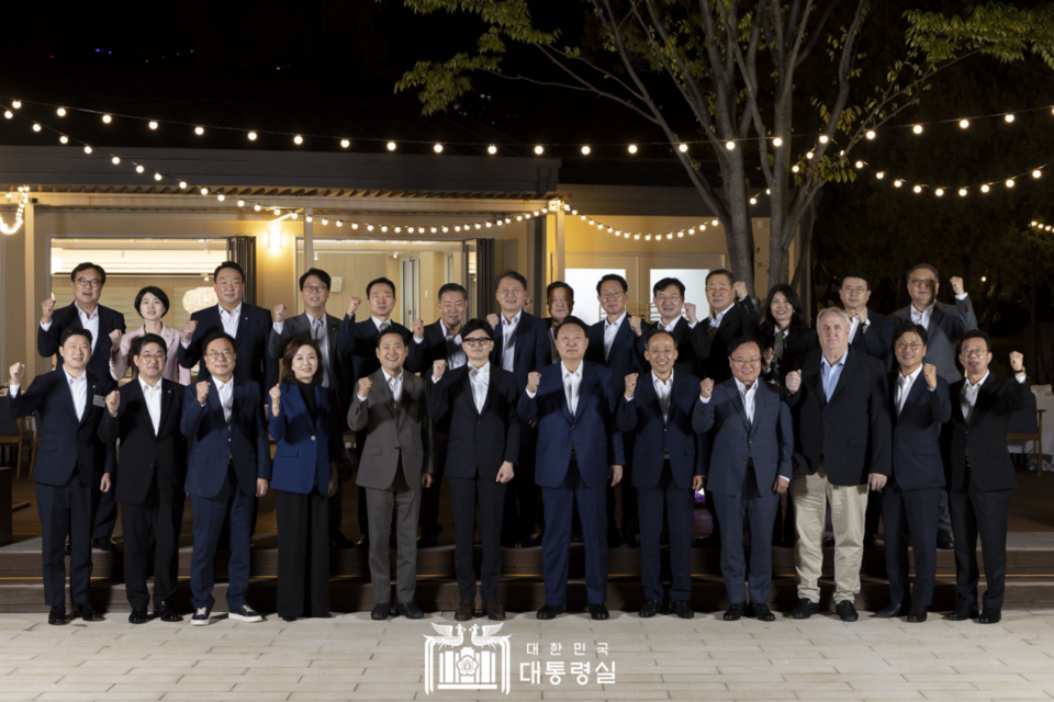 24일 윤석열 대통령은 국민의힘 지도부를 대통령실 앞 분수정원으로 초청해 야외에서 만찬을 가졌다. (사진=대통령실)