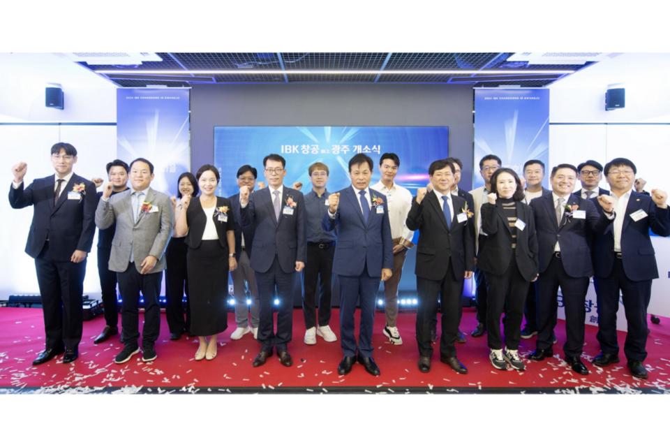 이상갑 광주광역시 문화경제부시장이 26일 오전 동구 금남로 IBK기업은행 광주지점에서 열린 IBK 창공 광주센터 개소식에 참석해 내빈들과 함께 기념촬영을 하고 있다. (사진=광주광역시)