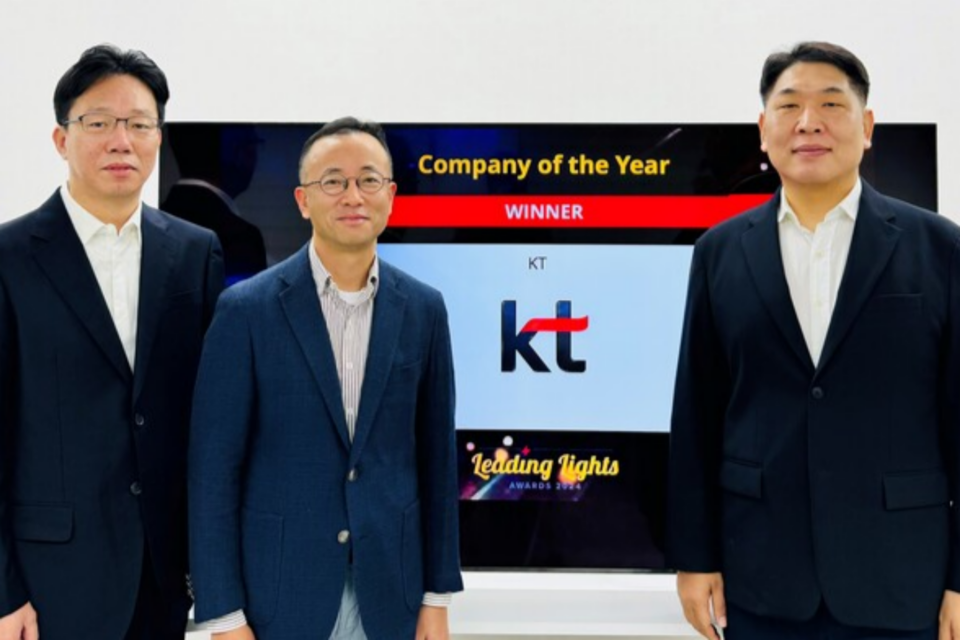 KT 네트워크기술본부장 구재형 상무(오른쪽 첫번째)를 비롯한 KT 임직원들이 리딩 라이트 어워즈 2024 수상 기념 촬영을 하고 있다. (사진=KT)