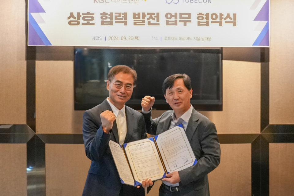 ﻿투비콘 노정한 대표(좌)와 KGC라이프앤진 정철 대표(우)가 26일 MOU 체결 후 기념사진을 촬영하고 있다. (사진=투비콘)