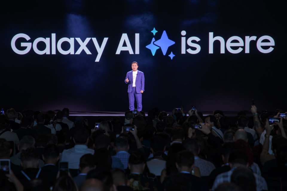 7월 10일(현지시간) 프랑스 파리에서 개최된 하반기 갤럭시 언팩 2024에서 삼성전자 MX사업부장 노태문 사장이 ‘갤럭시 Z 폴드6’와 ‘갤럭시 Z 플립6'를 공개하고 갤럭시 AI의 비전을 설명하고 있다. (사진=삼성전자)