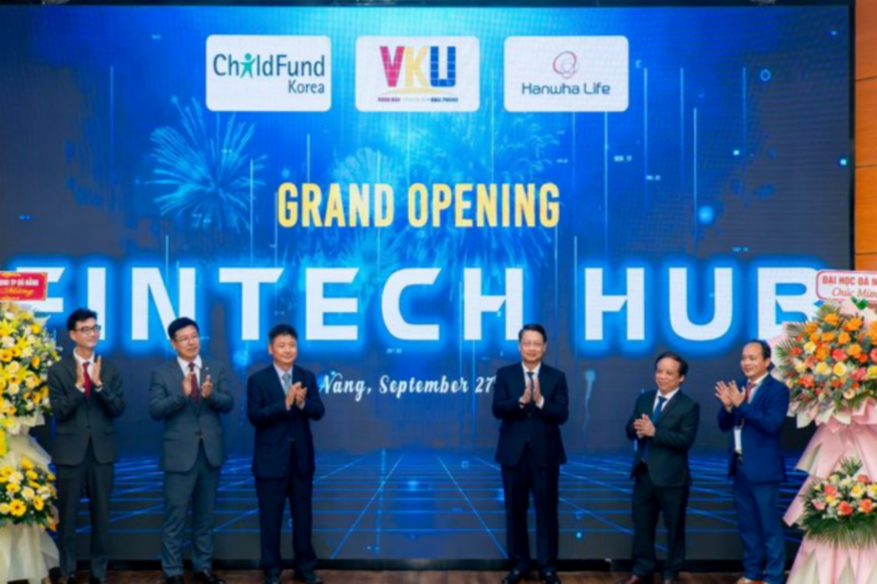 왼쪽부터 한화생명 황준환 베트남법인장, 한화생명 김상일 CSR전략팀 상무, 베트남 다낭 주재 강부성 한국총영사, 다낭시 응오 쑤언탕(Ngo Xuan Thang) 인민위원장, 국립다낭대학교 응위옌 응옥 부(Nguyen Ngoc Vu) 총장, 한베ICT대학교 후잉 꽁 팝(Huynh Cong Phap) 총장. (사진=한화생명)