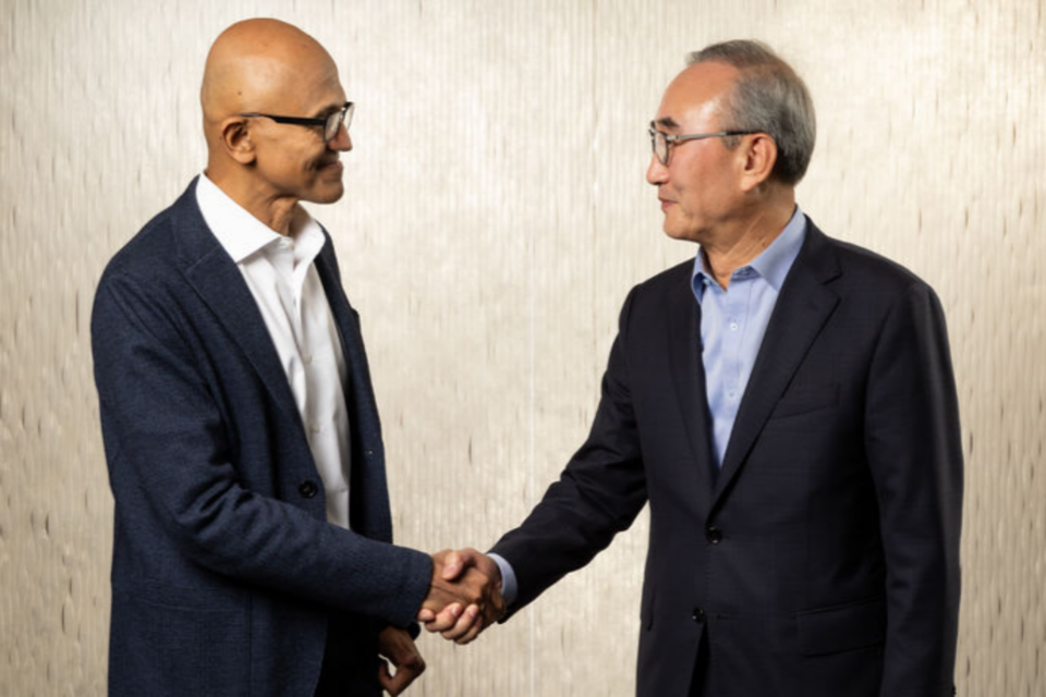 김영섭 KT 대표(오른쪽)가 사티아 나델라 MS CEO 겸 이사회 의장과 체결식에서 악수를 하고 있다. (사진=KT)