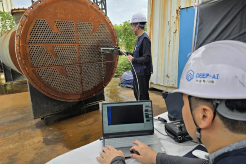 SK이노베이션과 지역 AI기업 딥아이(DEEP AI)가 세계 최초로 개발한 ‘AI 비파괴검사(IRIS) 자동 평가 설루션’으로 열교환기 결함 검사를 하고 있다. (사진=SK이노베이션)