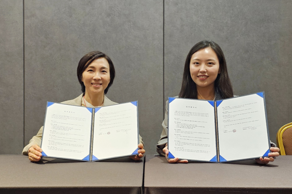 왼쪽부터 이지연 비자인캠퍼스 대표와 오민지 스텔업 대표가 지난 24일 코엑스에서 업무 협약을 체결한 뒤 기념 촬영을 하고 있다. (사진=킹슬리벤처스)