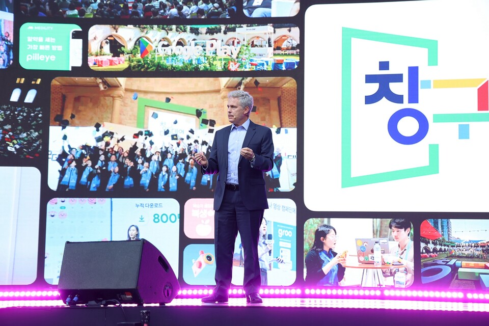 ﻿구글 포 코리아에서 발표하고 있는 사이먼 칸(Simon Kahn) 구글 아시아태평양 마케팅 총괄 부사장. (사진=구글코리아)