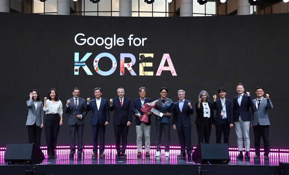 ﻿구글 포 코리아에서 SM 엔터테인먼트 장철혁 CEO와 삼성전자 김정현 부사장의 20주년 기념 파트너 감사패 수여식 이후 구글 관계자와 단체사진 촬영. (사진=구글코리아)