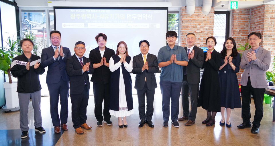 강기정 광주광역시장이 2일 오전 동구 광주AI창업캠프에서 열린 광주시-AI유치기업 업무협약을 체결한 뒤 기념촬영을 하고 있다. (사진=광주광역시)