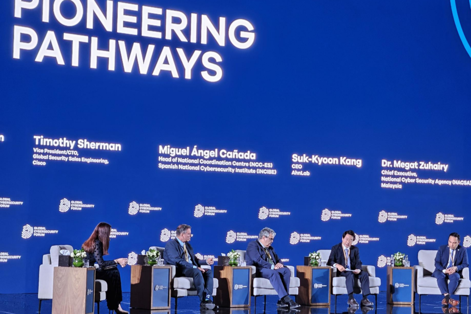 안랩 강석균 대표(우측에서 두 번째)가 사우디아라비아 리야드에서 열린 ‘GCF 2024’의 패널 토의(Pioneering Pathways: Unleashing Potential in the Cybersecurity Sector)에서 발언하고 있다. (사진=안랩)