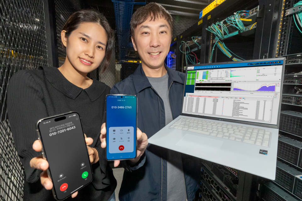 KT 임직원들이 AI를 활용한 보이스피싱 탐지 기술을 소개하고 있다. (사진=KT)