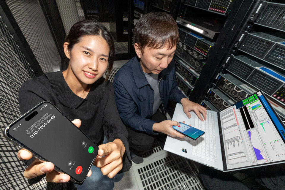 KT 임직원들이 AI를 활용한 보이스피싱 탐지 기술을 소개하고 있다. (사진=KT)