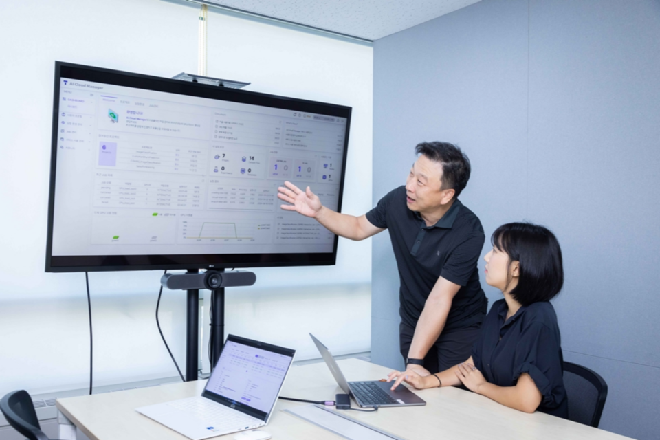 SKT 직원들이 솔루션을 테스트하고 있는 모습. (사진=SK텔레콤)