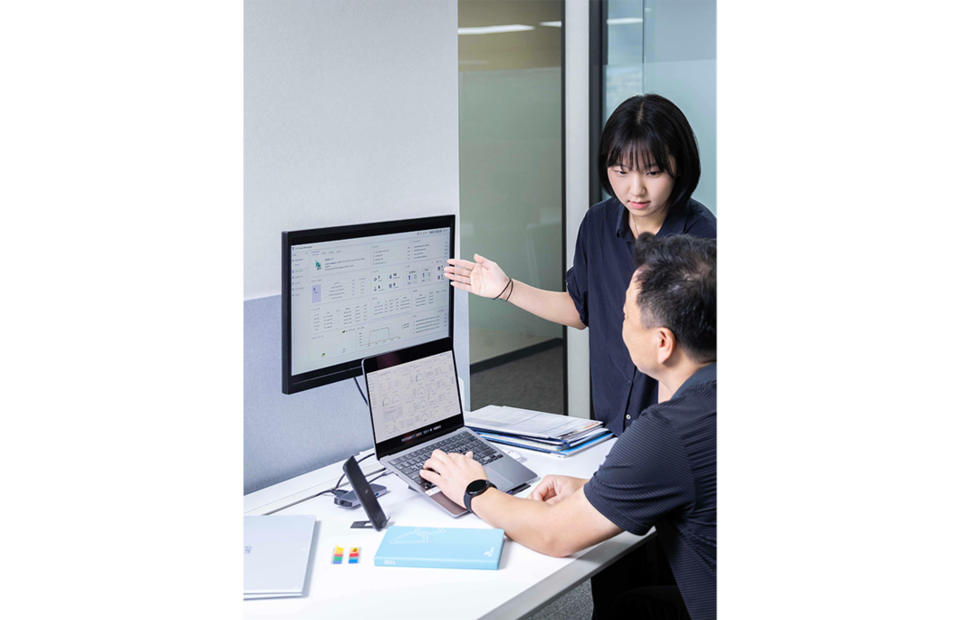 SKT 직원들이 솔루션을 테스트하고 있는 모습. (사진=SK텔레콤)