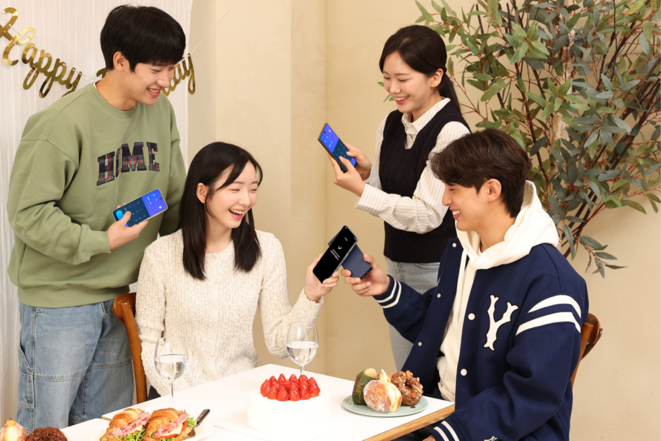 갤럭시 스마트폰끼리 맞대는 방식으로 간편하게 송금이 가능한 삼성월렛 ‘탭 이체’ 기능을 시연하는 모습. (사진=삼성전자)