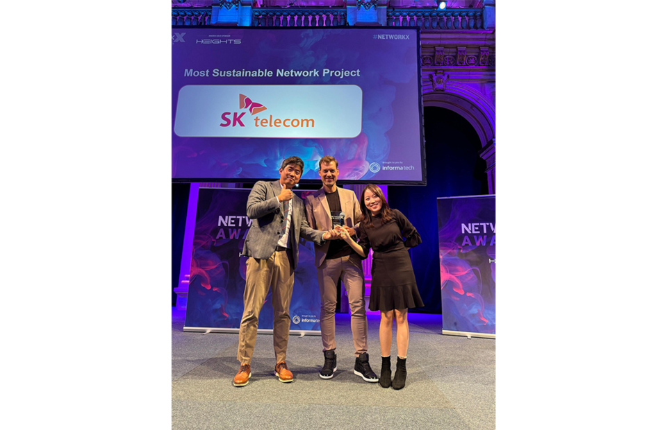 '네트워크 엑스 어워드' 현장에서 SK텔레콤 나민수 6G개발팀장과 반애솔 Core개발팀 매니저가 ‘최우수 지속 가능 네트워크’ 상을 수상하고 있는 모습. (사진=SK텔레콤)