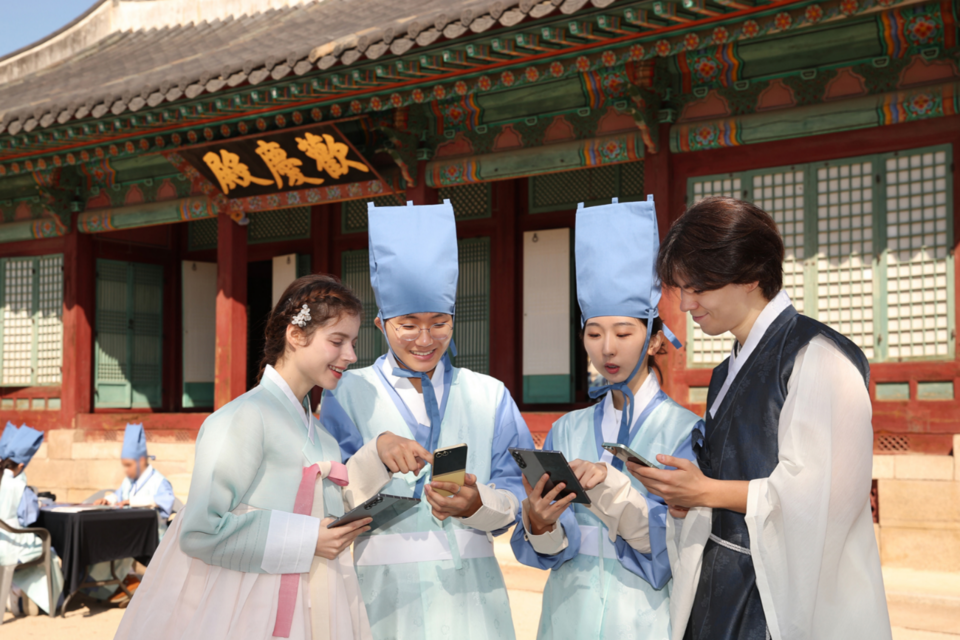 국내외 관광객들이 12일 서울 창경궁에서 대한민국 전통문화와 연계한 ‘갤럭시 AI’의 다양한 기능을 체험하고 있다. (사진=삼성전자)