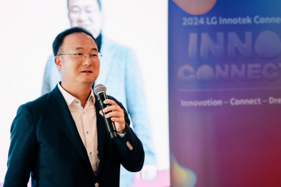 문혁수 LG이노텍 대표가 최근 미국 샌프란시스코서 열린 '이노 커넥트'에서 회사 사업 분야와 경영 방향을 설명하고 있다. (사진=LG이노텍)
