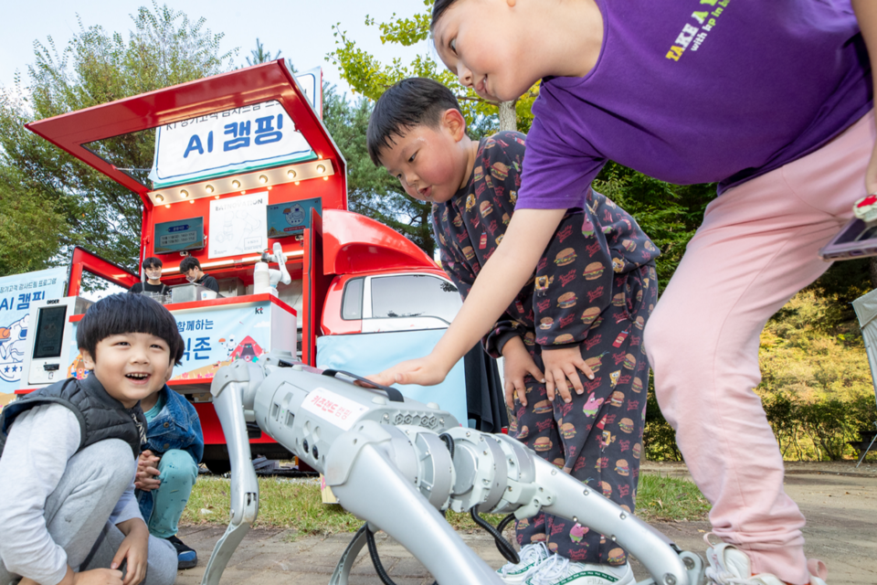 KT가 지난 11일부터 강원도 횡성군 KT 전용캠핑장(병지방오토캠핑장)에서 진행한 ‘AI와 함께하는 초대드림 캠핑’을 성공적으로 마쳤다고 13일 밝혔다. 이번 캠핑에는 KT 유무선 상품을 장기 이용 중인 고객 89가족을 초대했다. (사진=KT)