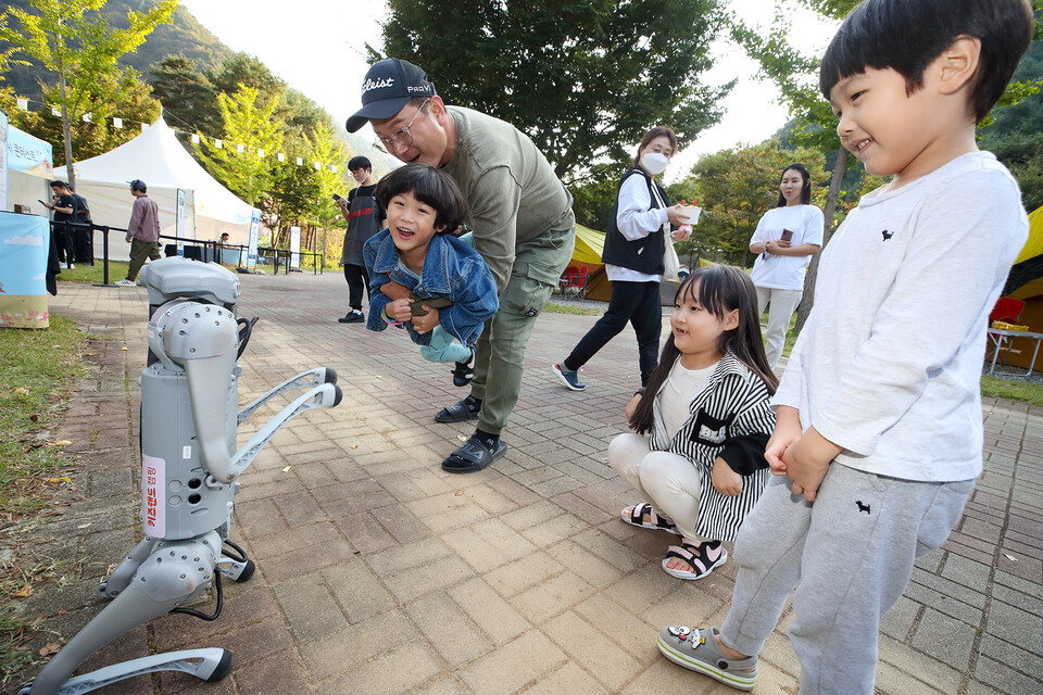 KT가 지난 11일부터 강원도 횡성군 KT 전용캠핑장(병지방오토캠핑장)에서 진행한 ‘AI와 함께하는 초대드림 캠핑’을 성공적으로 마쳤다고 13일 밝혔다. 이번 캠핑에는 KT 유무선 상품을 장기 이용 중인 고객 89가족을 초대했다. (사진=KT)