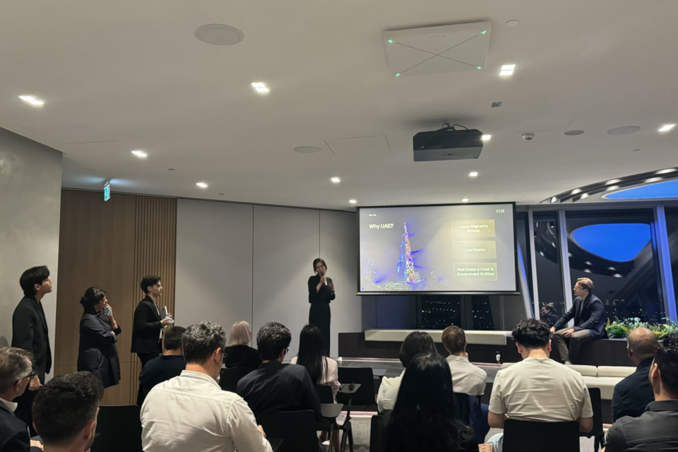 커즈 진샘 이사가 AI 기반 미디어 아트 플랫폼 ‘WAA’에 대해 설명하고 있다. (사진=커즈)