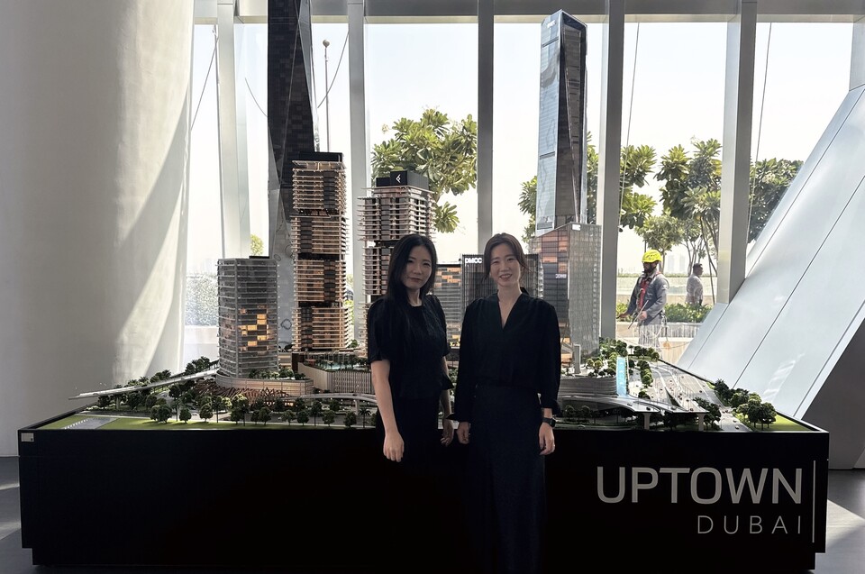 2024 론치패드 두바이에 참여한 커즈 진실 대표(왼쪽), 진샘 이사(오른쪽). (사진=커즈)