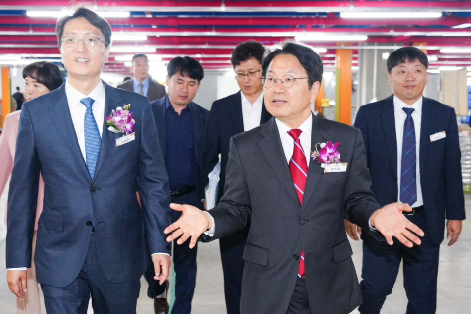 강기정 광주광역시장이 14일 오전 광산구 평동3차 산업단지에서 열린 ‘쿠팡㈜ 광주첨단물류센터 준공식’에 참석해 행사를 마친 뒤 박대준 쿠팡 대표와 센터 내부를 둘러보고 있다. (사진=광주광역시)