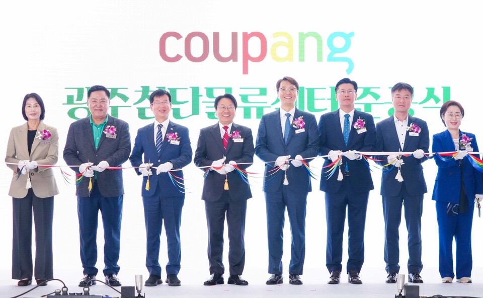강기정 광주광역시장이 14일 오전 광산구 평동3차 산업단지에서 열린 ‘쿠팡㈜ 광주첨단물류센터 준공식’에 참석해 박대준 쿠팡 대표, 박병규 광산구청장 등 내빈들과 세리머니를 하고 있다. (사진=광주광역시)