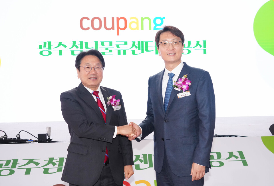 강기정 광주광역시장(왼쪽)이 14일 오전 광산구 평동3차 산업단지에서 열린 ‘쿠팡㈜ 광주첨단물류센터 준공식’에 참석해 박대준 쿠팡 대표와 악수를 하고 있다. (사진=광주광역시)
