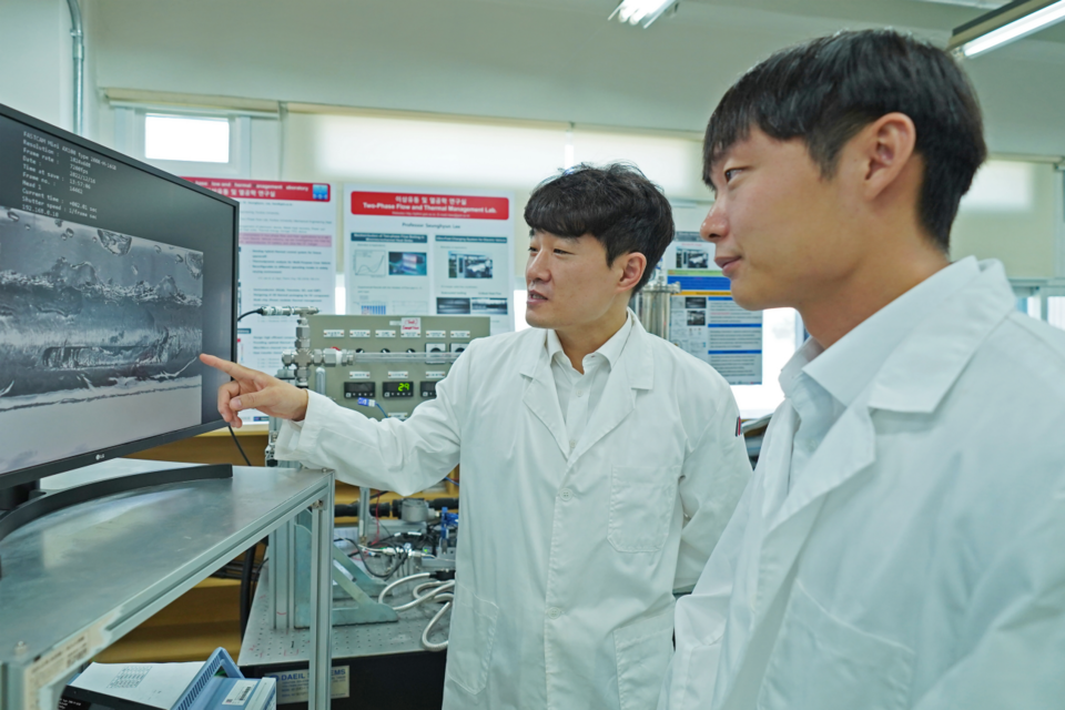 왼쪽부터 이승현 교수, 정해인 박사과정생. (사진=지스트)