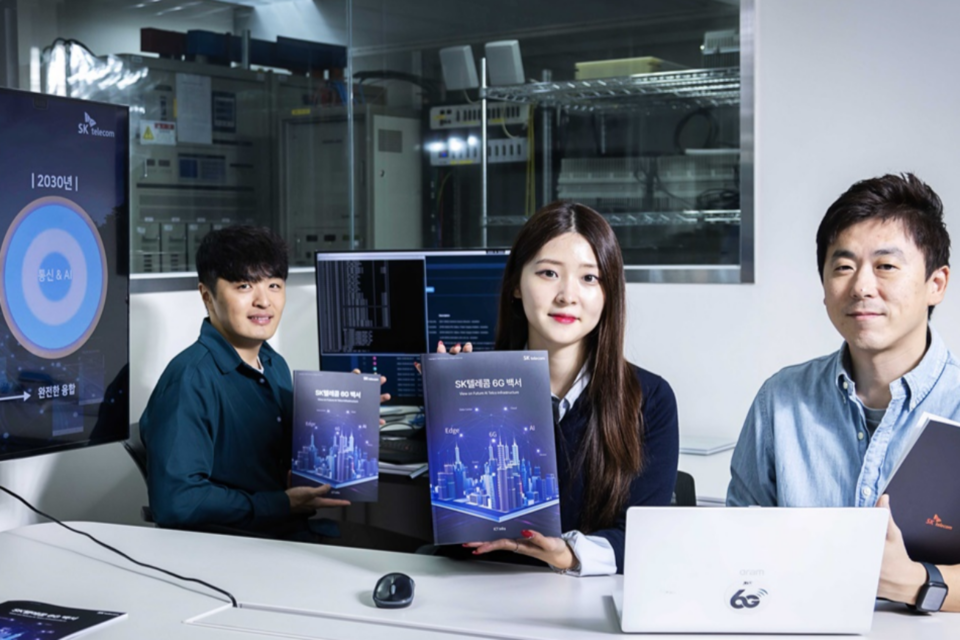 이번 6G 백서 집필에 참여한 SK텔레콤 직원들이 연구를 진행하는 모습. (사진=SK텔레콤)