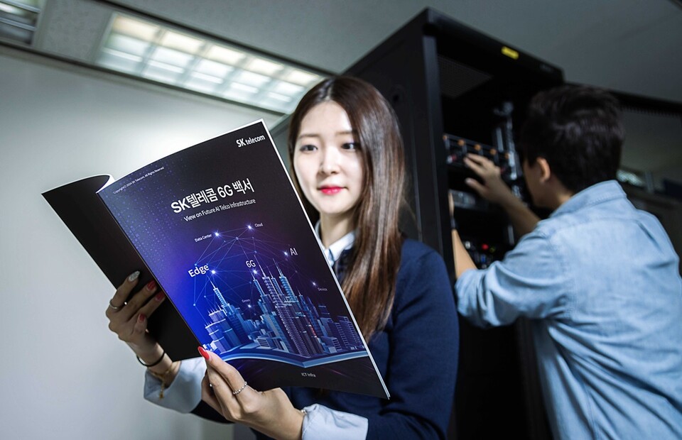 이번 6G 백서 집필에 참여한 SK텔레콤 직원들이 연구를 진행하는 모습. (사진=SK텔레콤)