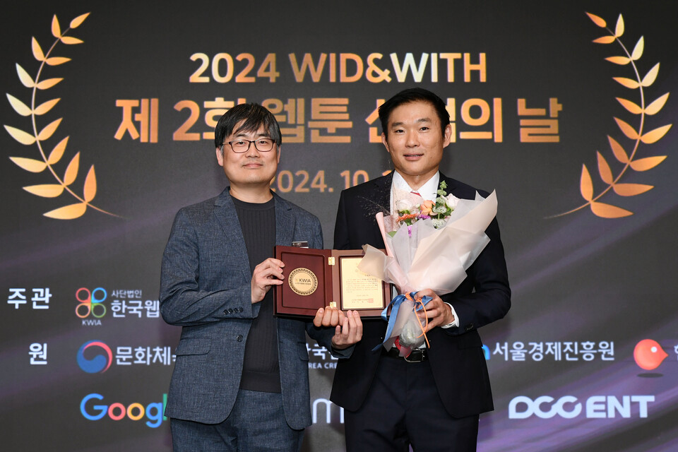 서범강 한국웹툰산업협회 회장이 이상현 구글 플랫폼 및 디바이스 정책부문 글로벌 디렉터에게 감사패를 수여하고 있다. (사진=구글플레이)