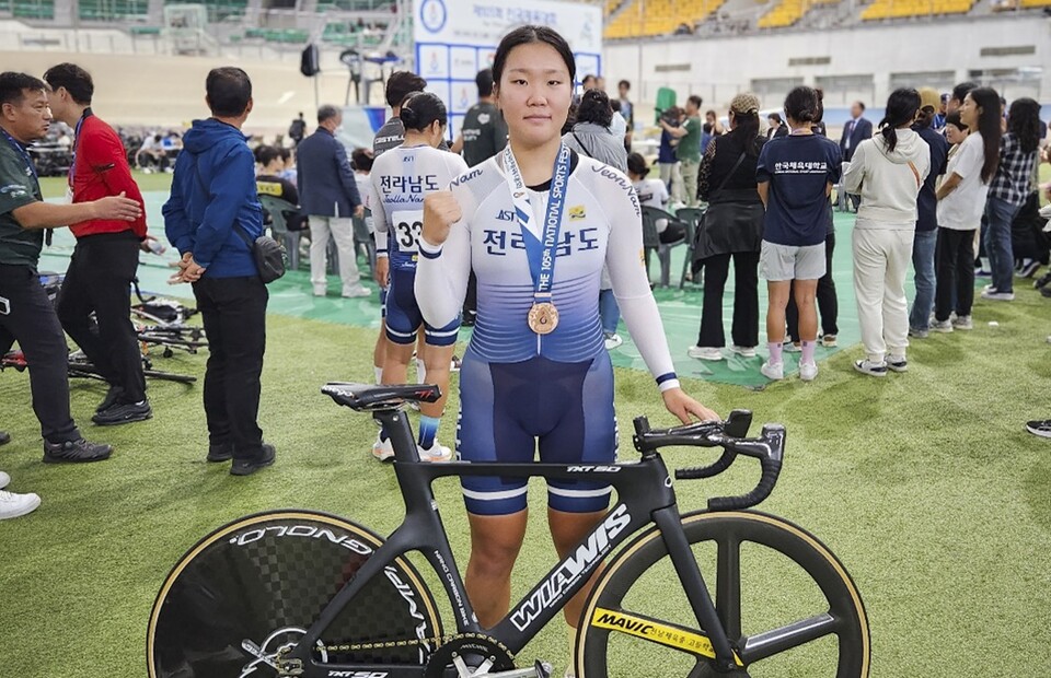 금메달 1개, 동메달 2개를 목에 건 사이클 강소은 선수. (사진=SK텔레콤)
