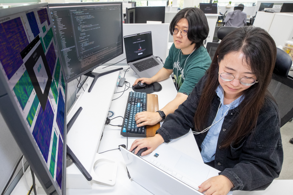 서울 서초구의 KT 연구개발센터에서 연구원들이 실시간 통화 AI 보이스피싱 탐지 기술을 시연하고 있다. (사진=KT)