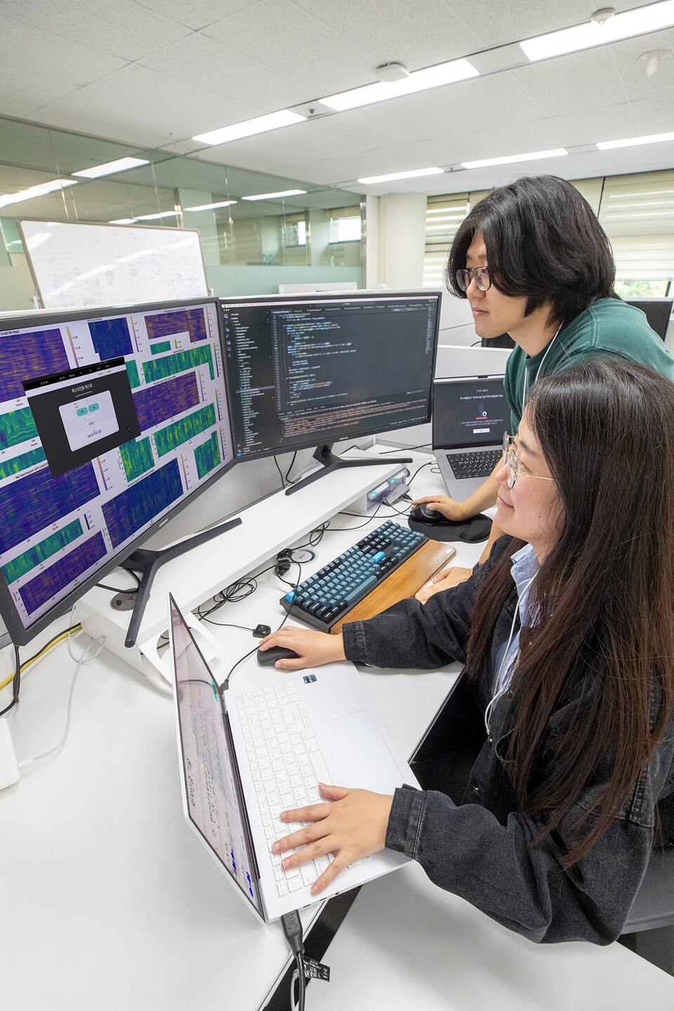 서울 서초구의 KT 연구개발센터에서 연구원들이 실시간 통화 AI 보이스피싱 탐지 기술을 시연하고 있다. (사진=KT)