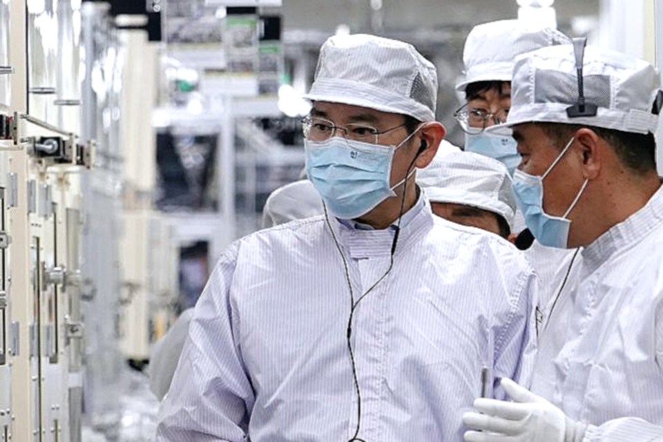 이재용 삼성전자 회장이 올해 초 말레이시아 스름반을 찾아 배터리 사업을 살펴보고 있는 모습. (사진=삼성전자)