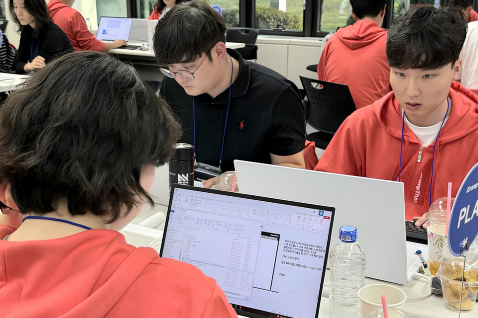 KT 생성형 AI 프롬프트 경진 대회 ‘크롬프톤’에서 KT 직원들이 AI 업무 혁신을 위한 프롬프트를 개발하고 있다. (사진=KT)