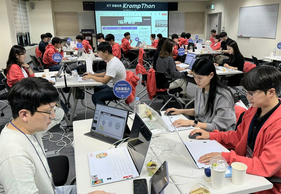 KT 생성형 AI 프롬프트 경진 대회 ‘크롬프톤’에서 KT 직원들이 AI 업무 혁신을 위한 프롬프트를 개발하고 있다. (사진=KT)
