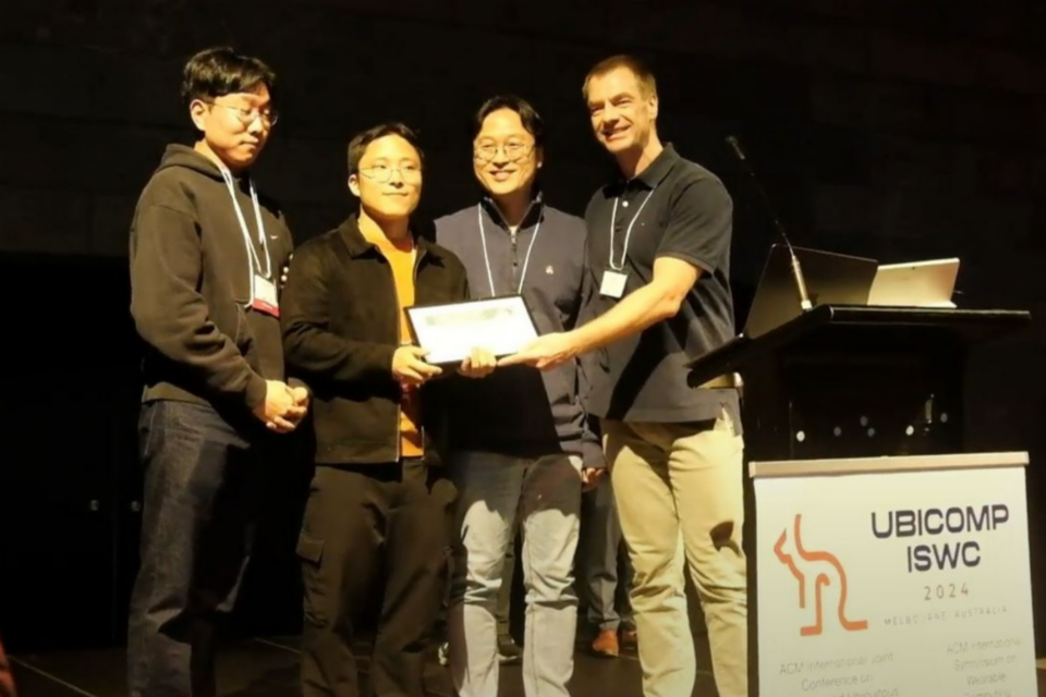 지난 10월 9일 호주 멜버른 ‘UbiComp 2024 학술대회’만찬 행사에서 김승준 교수 연구팀이 IMWUT Distinguished Paper Award 수상 기념사진 촬영을 하고 있다. (사진=지스트)