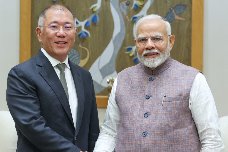 왼쪽부터 현대자동차그룹 정의선 회장과 인도 나렌드라 모디 총리가 인도 델리에 위치한 총리관저에서 인도 모빌리티 산업의 미래 발전과 인도-현대차그룹 간 다각적 협력 방안에 대해 의견을 나눴다. (사진=현대자동차)