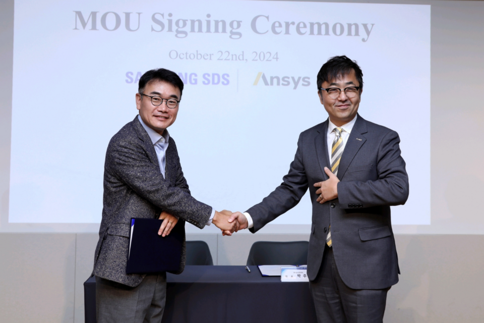 왼쪽부터 삼성SDS 구형준 클라우드서비스사업부장(부사장)과 앤시스코리아 박주일 대표이사가 클라우드 사업 협력을 위한 양해각서를 체결한 후 기념 촬영을 하고 있다. (사진=삼성SDS)