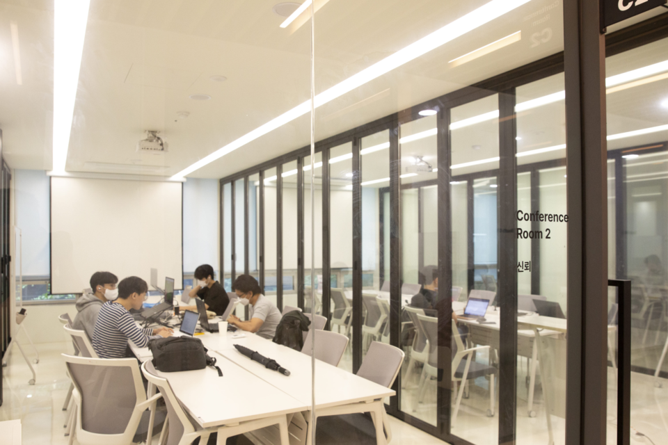 재직자 교육이 열리는 모두의연구소 강남 캠퍼스 강의실 전경. (사진=모두의연구소)