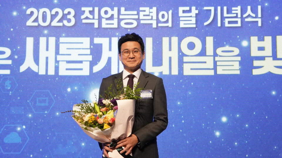 모두의연구소 김승일 대표가 ‘2023 직업능력의 달 기념식’에서 직업훈련기관 대표 부문 ‘대통령 표창’을 수상한 뒤 기념사진을 촬영하고 있다. (사진=모두의연구소)